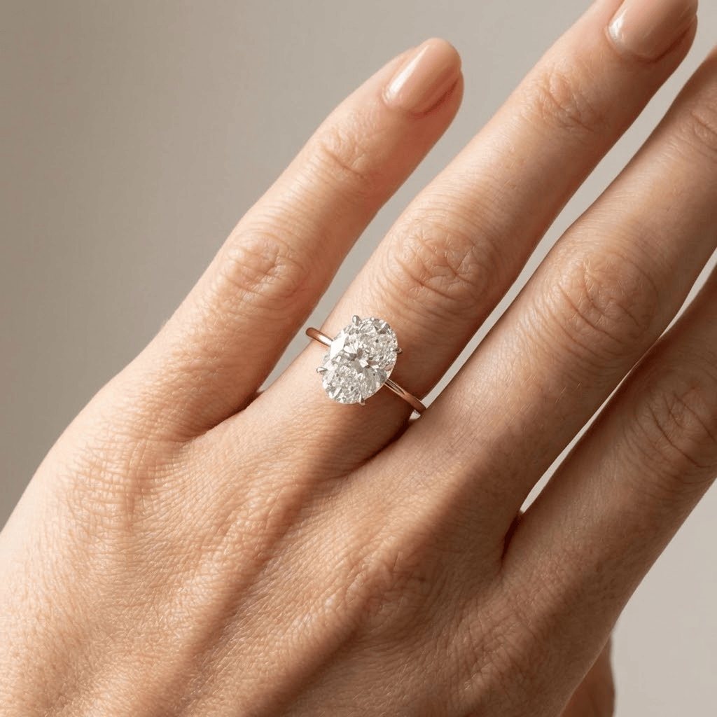ANELLO SOLITARIO CON DIAMANTE OVALE