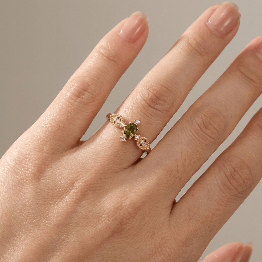 ANELLO D'ORO REGOLABILE CON CRISTALLO VERDE OLIVA - (REGOLABILE)
