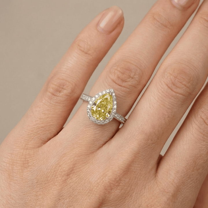 ANELLO HALO CON DIAMANTE GIALLO A PEAR