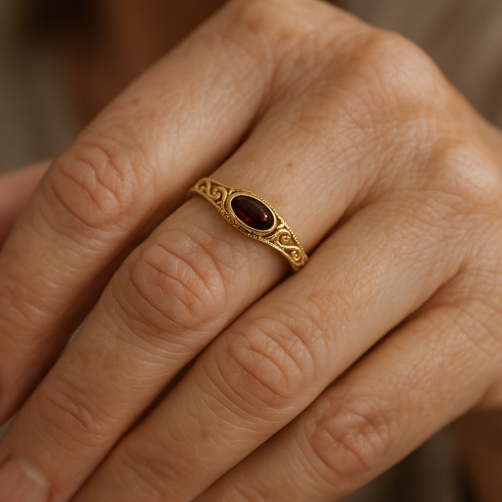 Anello Vintage Dorato con Cristallo Rosso