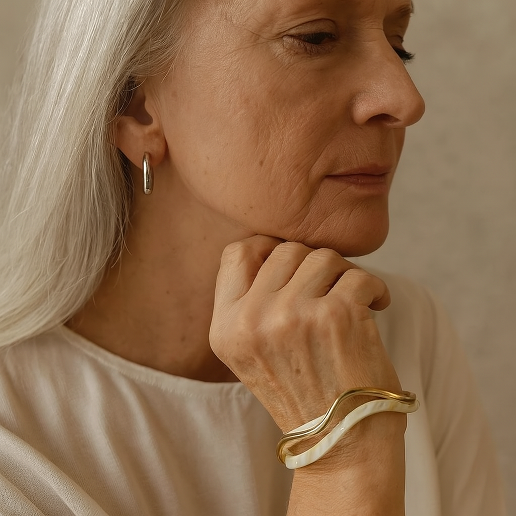 Bracciale elegante in opale bianco con dettagli dorati