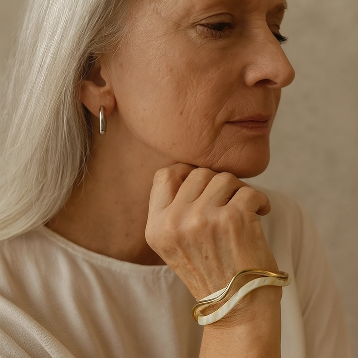 Bracciale elegante in opale bianco con dettagli dorati