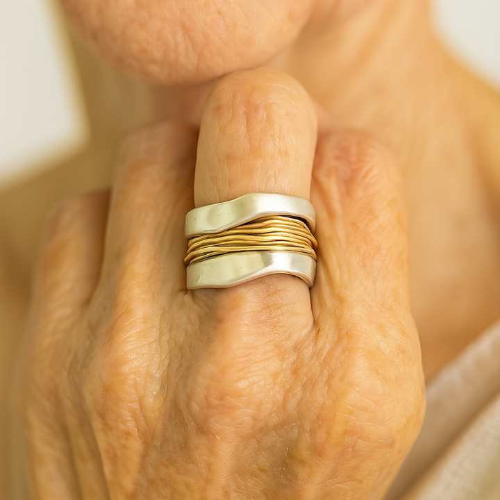 Anello d'argento con fili d'oro