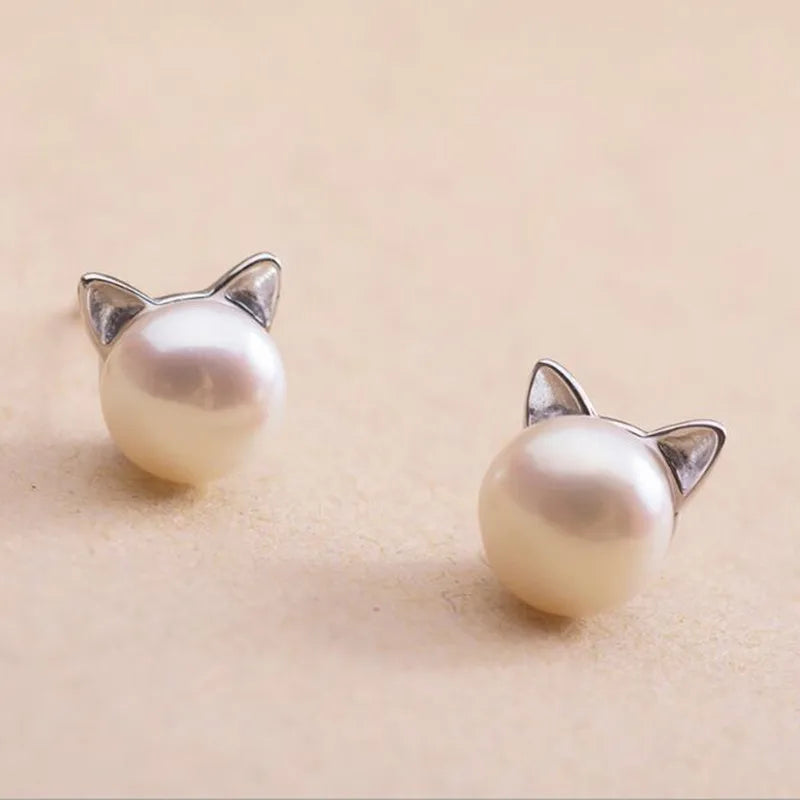 Orecchini a perno in argento sterling a forma di gatto con perla
