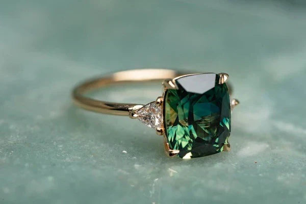 Anello in Oro con Gemma Verde Ispirato al Vintage