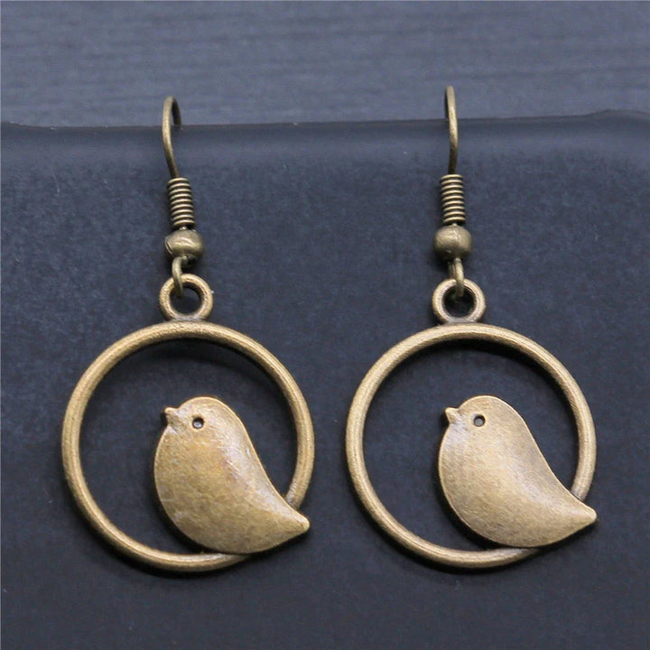 Orecchini a Goccia con Charm di Uccello Vintage – Gioielli Boho Fatti a Mano