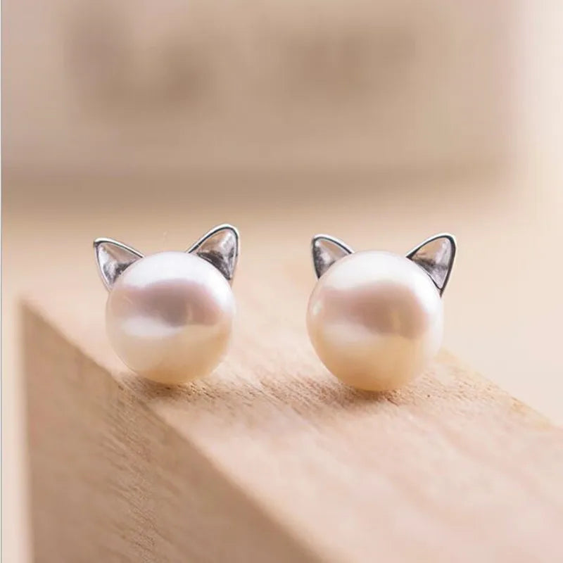 Orecchini a perno in argento sterling a forma di gatto con perla