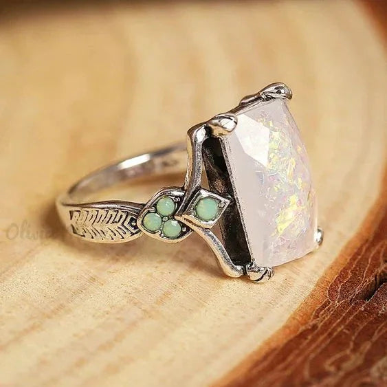 Anello Vintage in Argento con Opale Argenteo