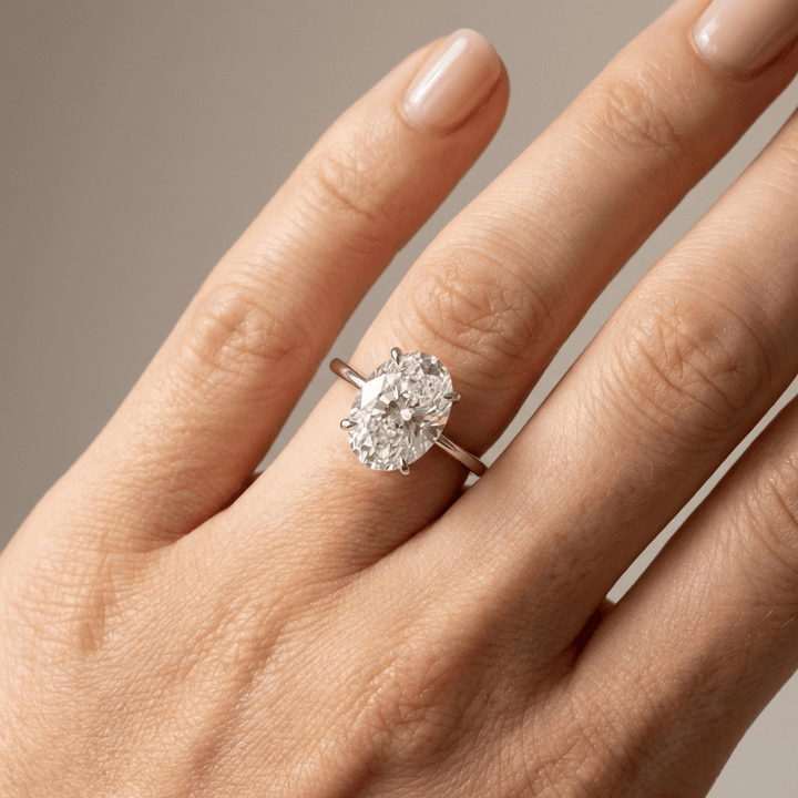 ANELLO SOLITARIO CON DIAMANTE OVALE