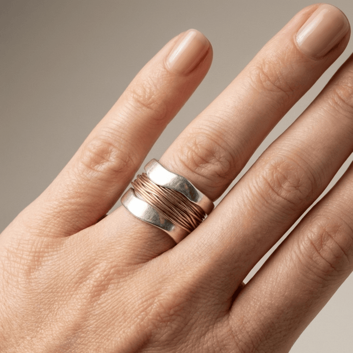 ANELLO AVVOLTO A MANO IN FILO D'ARGENTO E ORO