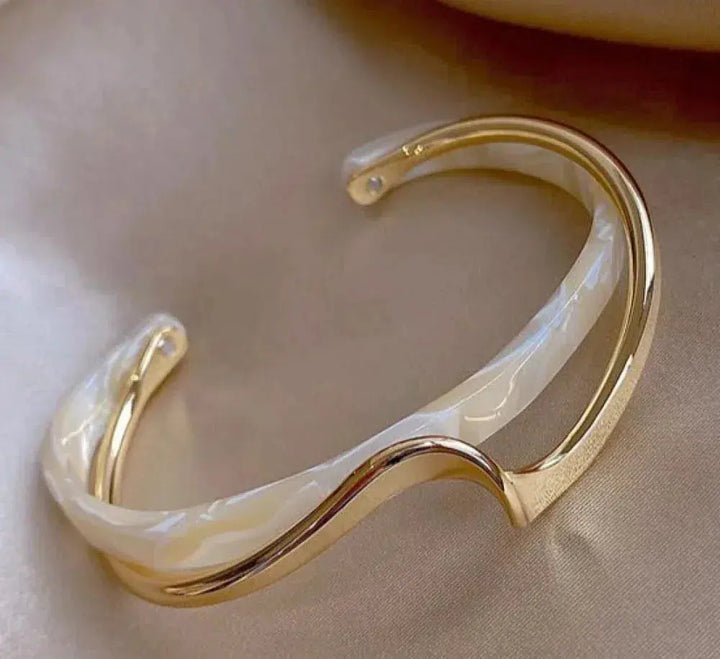 Bracciale elegante in opale bianco con dettagli dorati
